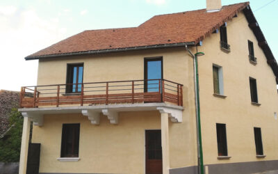 Maison rénovée avec garde corps bois pour balcon MOKA - Kordo